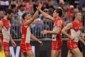 Sydney saw off top-eight rivals Fremantle with little fuss in Perth, with an emphatic 48-point win. (Richard Wainwright/AAP PHOTOS)